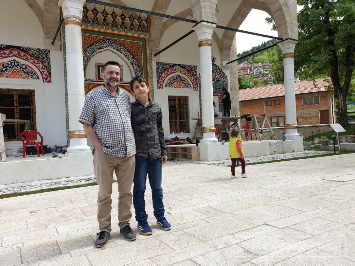 Ahmet Ozbatman iz Konje sa sinom u haremu Aladže - undefined